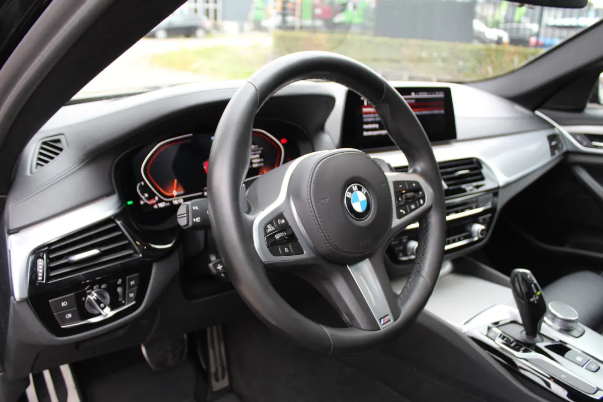 520i 184Pk High Executive Edition M-Sport | Trekhaak | Panoramadak