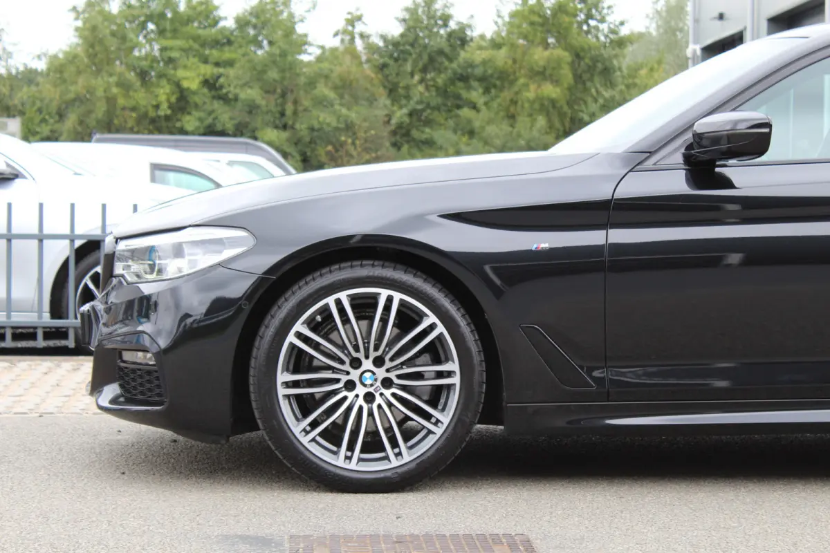 520i 184Pk High Executive Edition M-Sport | Trekhaak | Panoramadak