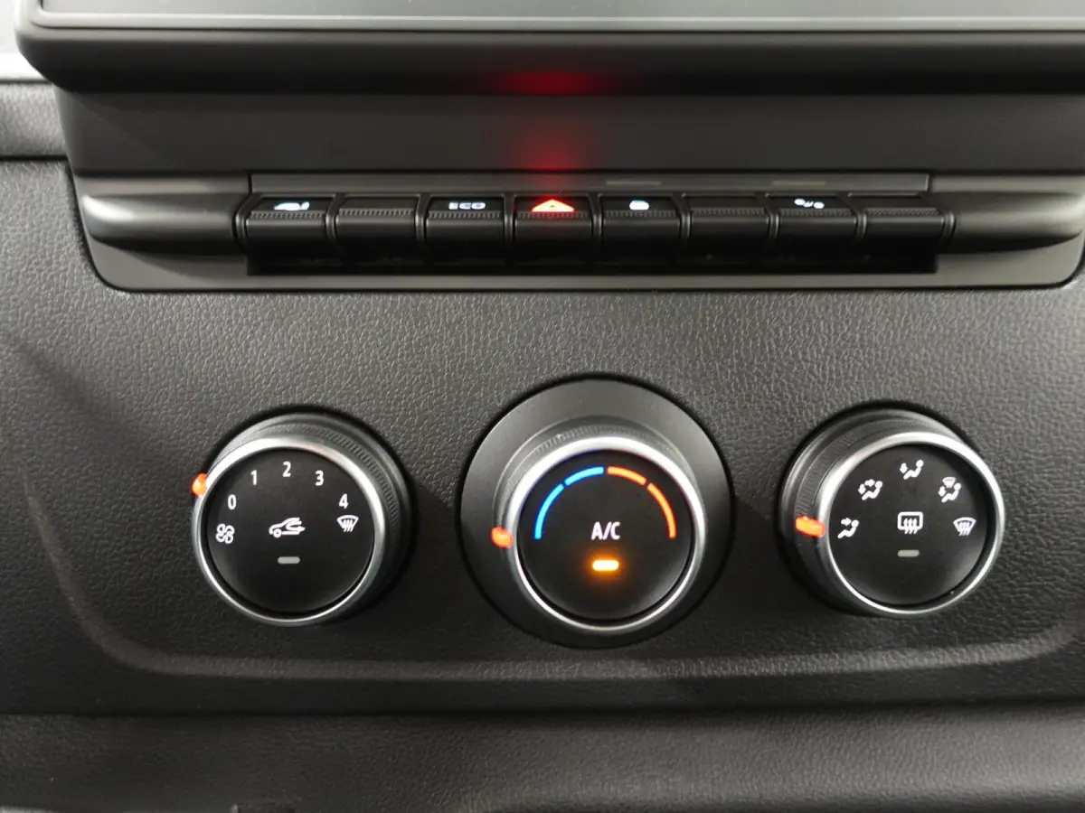T33 2.3 dCi 135 L2H2 BPM VRIJ ! Trekhaak Navigatie Apple CarPlay Android Auto Parkeerhulp Cruise Control Airco