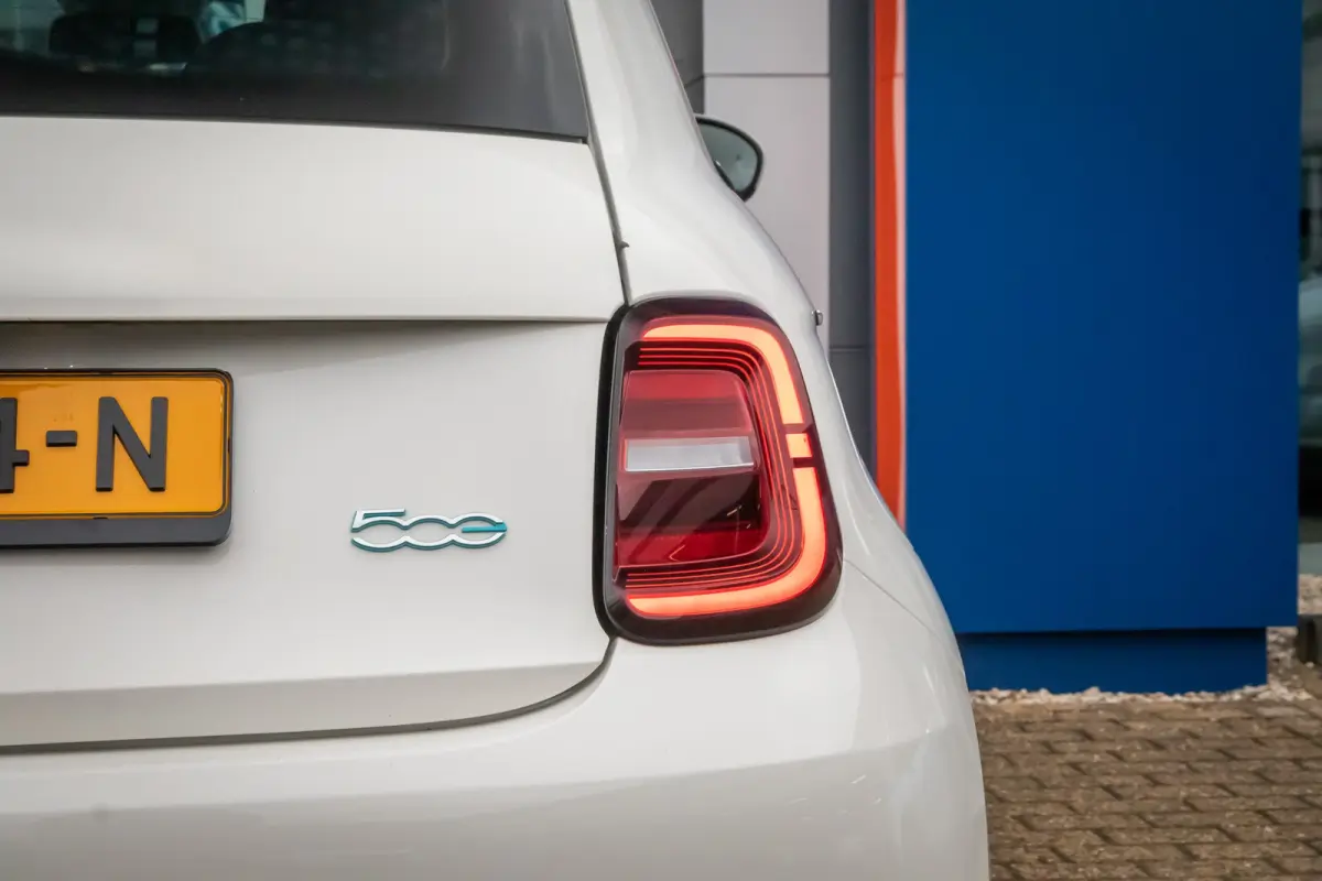 Icon 42 kWh | Achteruitrijcamera | Cruise Control | Keyless start | Parkeersensoren Voor/Achter | Stoelverwarming | Apple Carplay/Android Auto | Achteruitrijcamera | Apple Carplay/Android Au