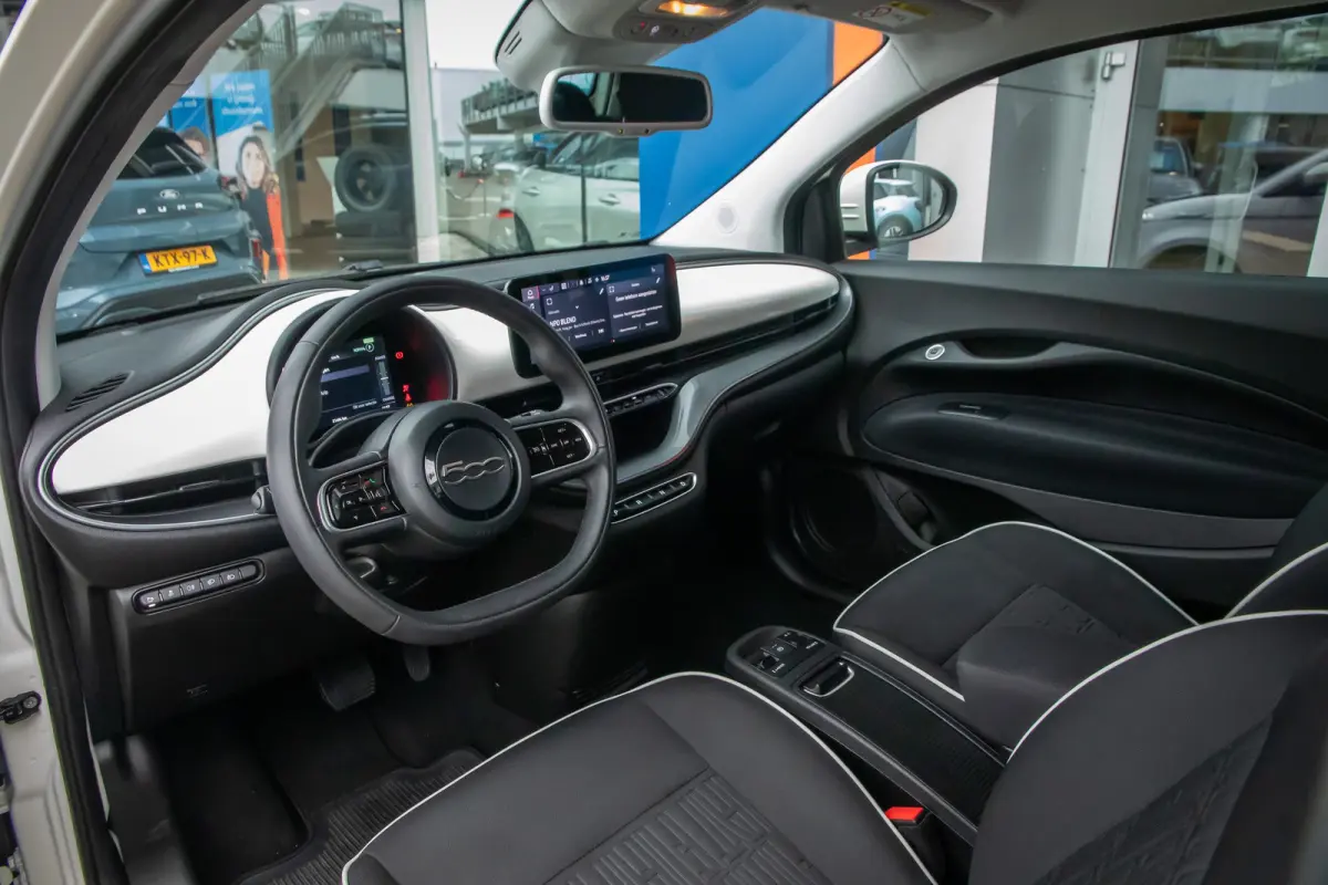 Icon 42 kWh | Achteruitrijcamera | Cruise Control | Keyless start | Parkeersensoren Voor/Achter | Stoelverwarming | Apple Carplay/Android Auto | Achteruitrijcamera | Apple Carplay/Android Au