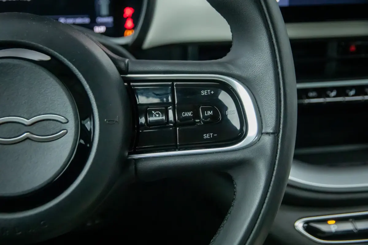 Icon 42 kWh | Achteruitrijcamera | Cruise Control | Keyless start | Parkeersensoren Voor/Achter | Stoelverwarming | Apple Carplay/Android Auto | Achteruitrijcamera | Apple Carplay/Android Au