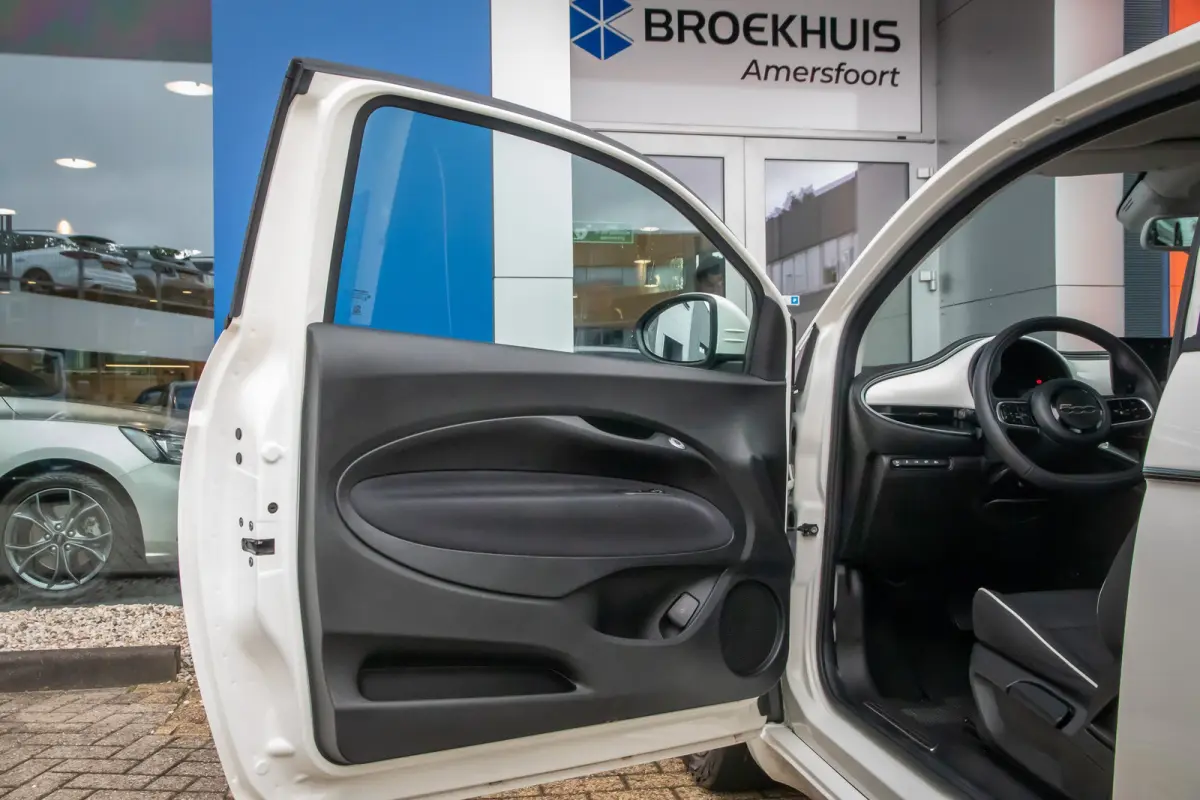 Icon 42 kWh | Achteruitrijcamera | Cruise Control | Keyless start | Parkeersensoren Voor/Achter | Stoelverwarming | Apple Carplay/Android Auto | Achteruitrijcamera | Apple Carplay/Android Au