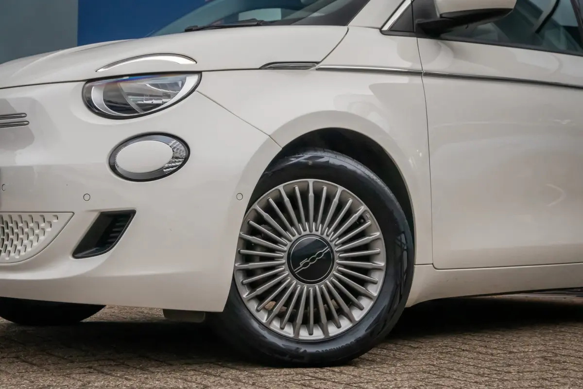 Icon 42 kWh | Achteruitrijcamera | Cruise Control | Keyless start | Parkeersensoren Voor/Achter | Stoelverwarming | Apple Carplay/Android Auto | Achteruitrijcamera | Apple Carplay/Android Au
