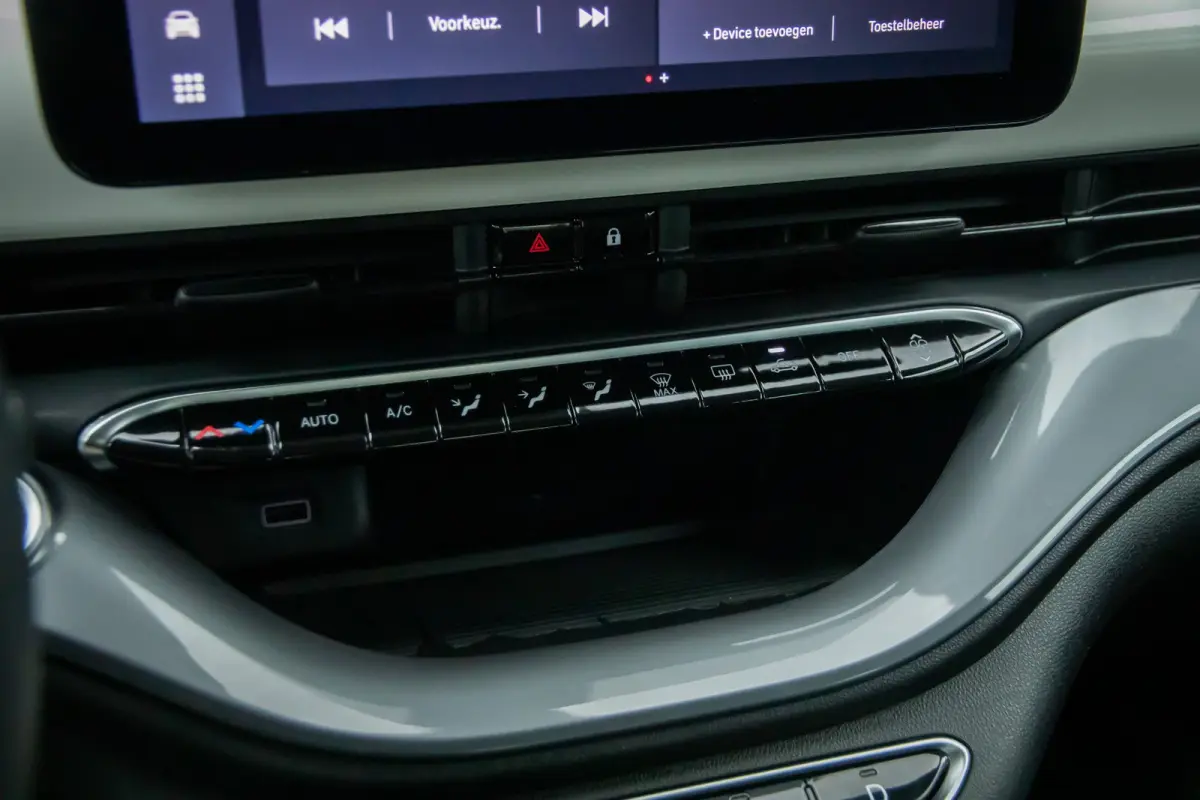 Icon 42 kWh | Achteruitrijcamera | Cruise Control | Keyless start | Parkeersensoren Voor/Achter | Stoelverwarming | Apple Carplay/Android Auto | Achteruitrijcamera | Apple Carplay/Android Au