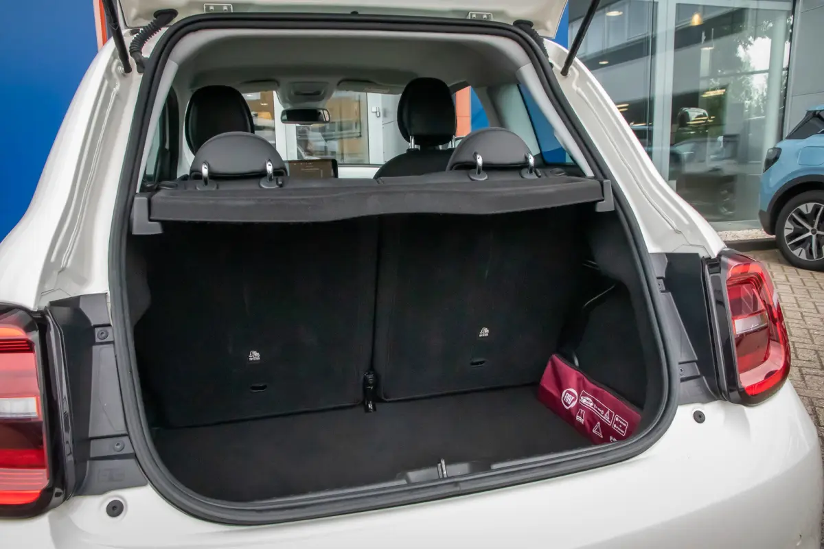 Icon 42 kWh | Achteruitrijcamera | Cruise Control | Keyless start | Parkeersensoren Voor/Achter | Stoelverwarming | Apple Carplay/Android Auto | Achteruitrijcamera | Apple Carplay/Android Au