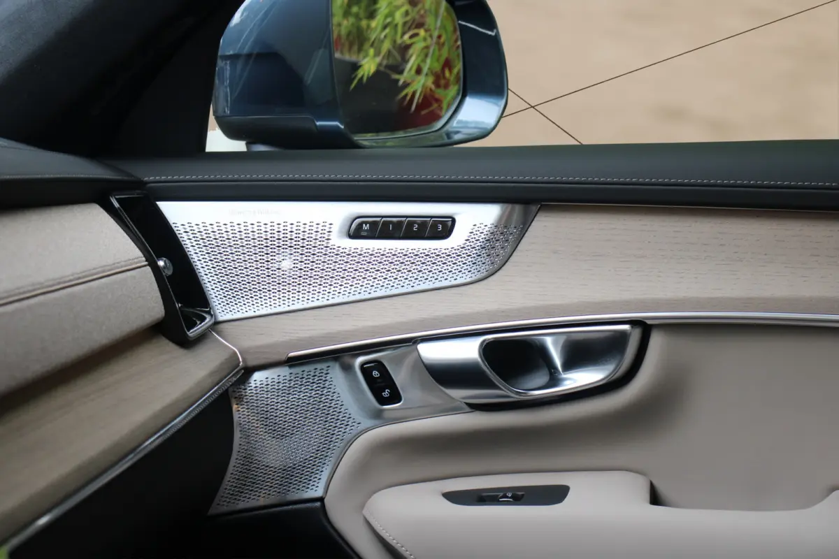2.0 T8 AWD Recharge Ultra Bright | Full Option! | Luchtvering | Bowers&Wilkins | Panoramadak | Massage | Pilot Assist | 22" Velgen
