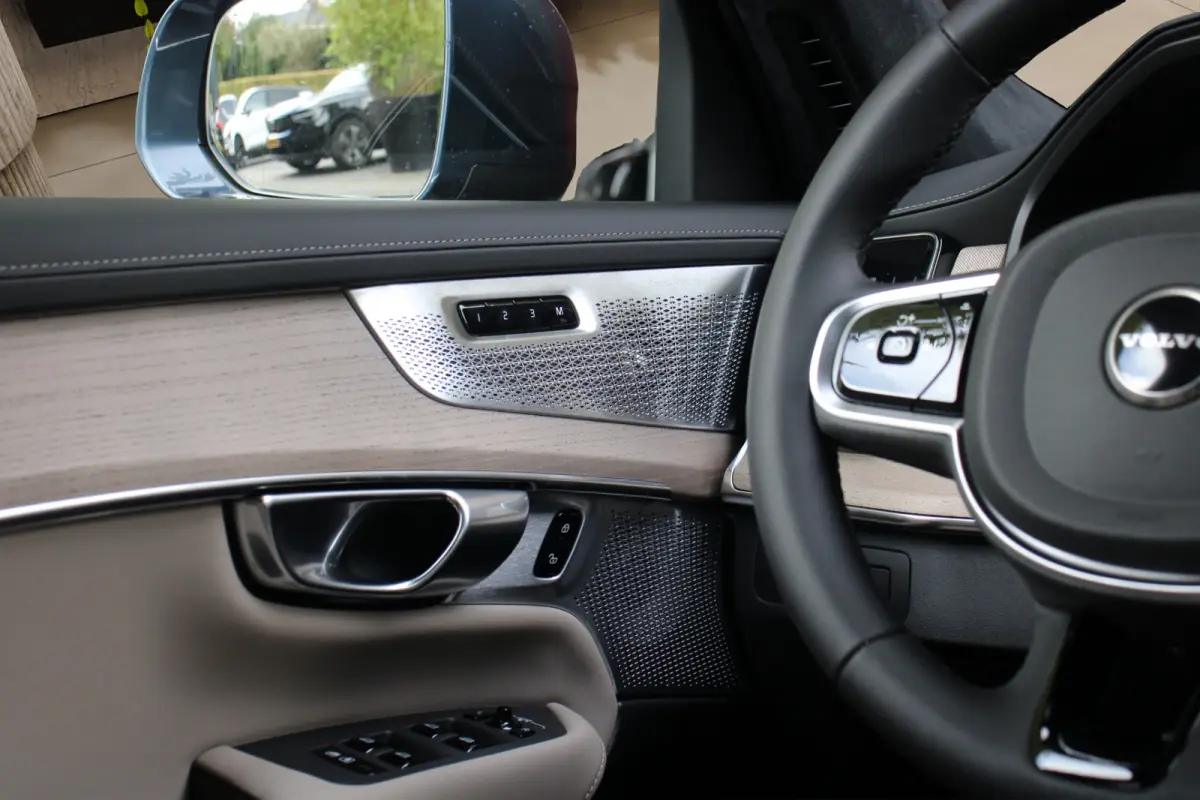 2.0 T8 AWD Recharge Ultra Bright | Full Option! | Luchtvering | Bowers&Wilkins | Panoramadak | Massage | Pilot Assist | 22" Velgen