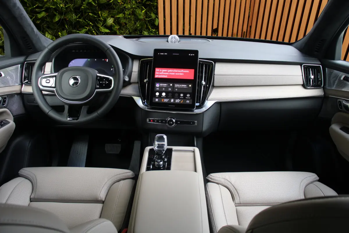 2.0 T8 AWD Recharge Ultra Bright | Full Option! | Luchtvering | Bowers&Wilkins | Panoramadak | Massage | Pilot Assist | 22" Velgen