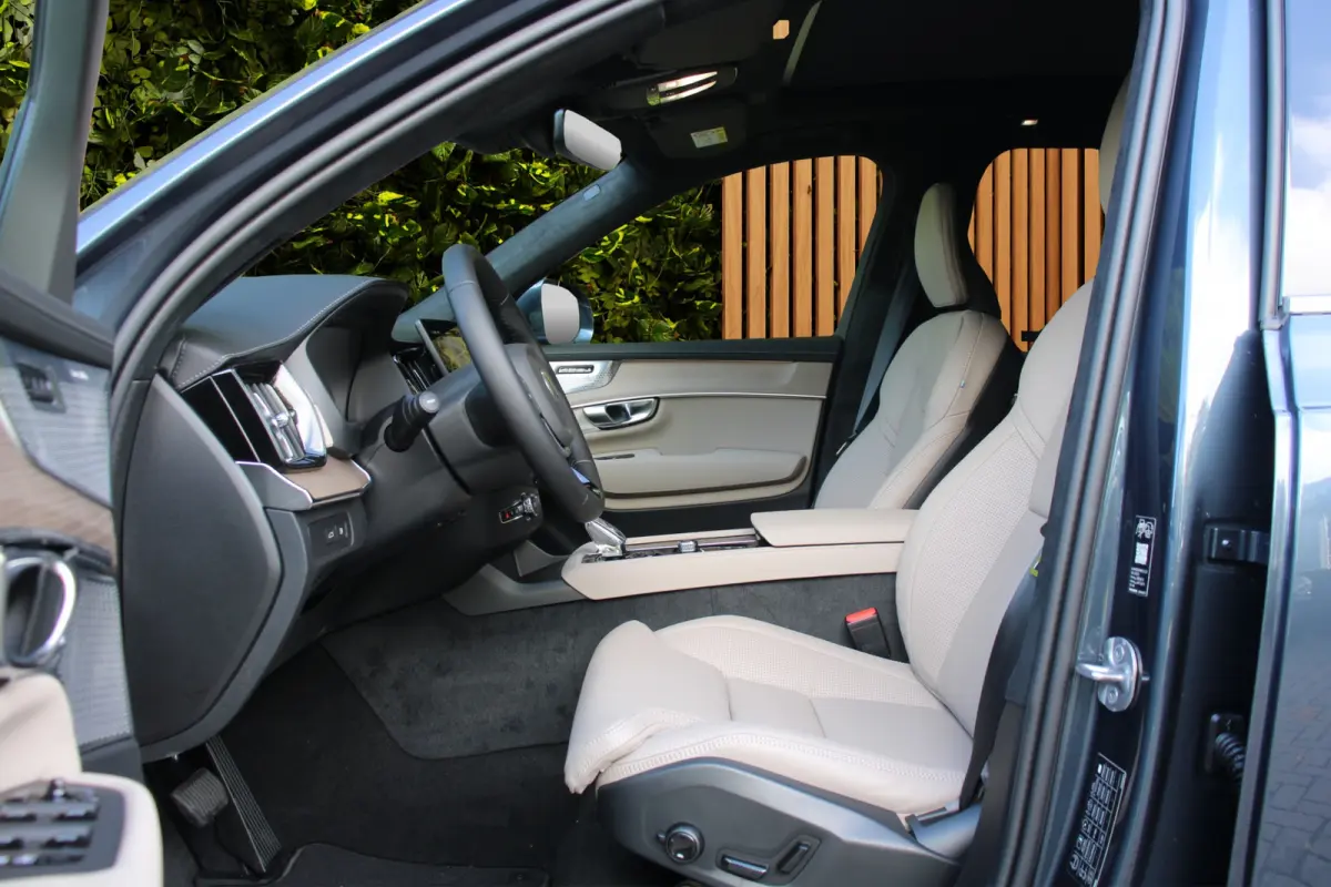 2.0 T8 AWD Recharge Ultra Bright | Full Option! | Luchtvering | Bowers&Wilkins | Panoramadak | Massage | Pilot Assist | 22" Velgen