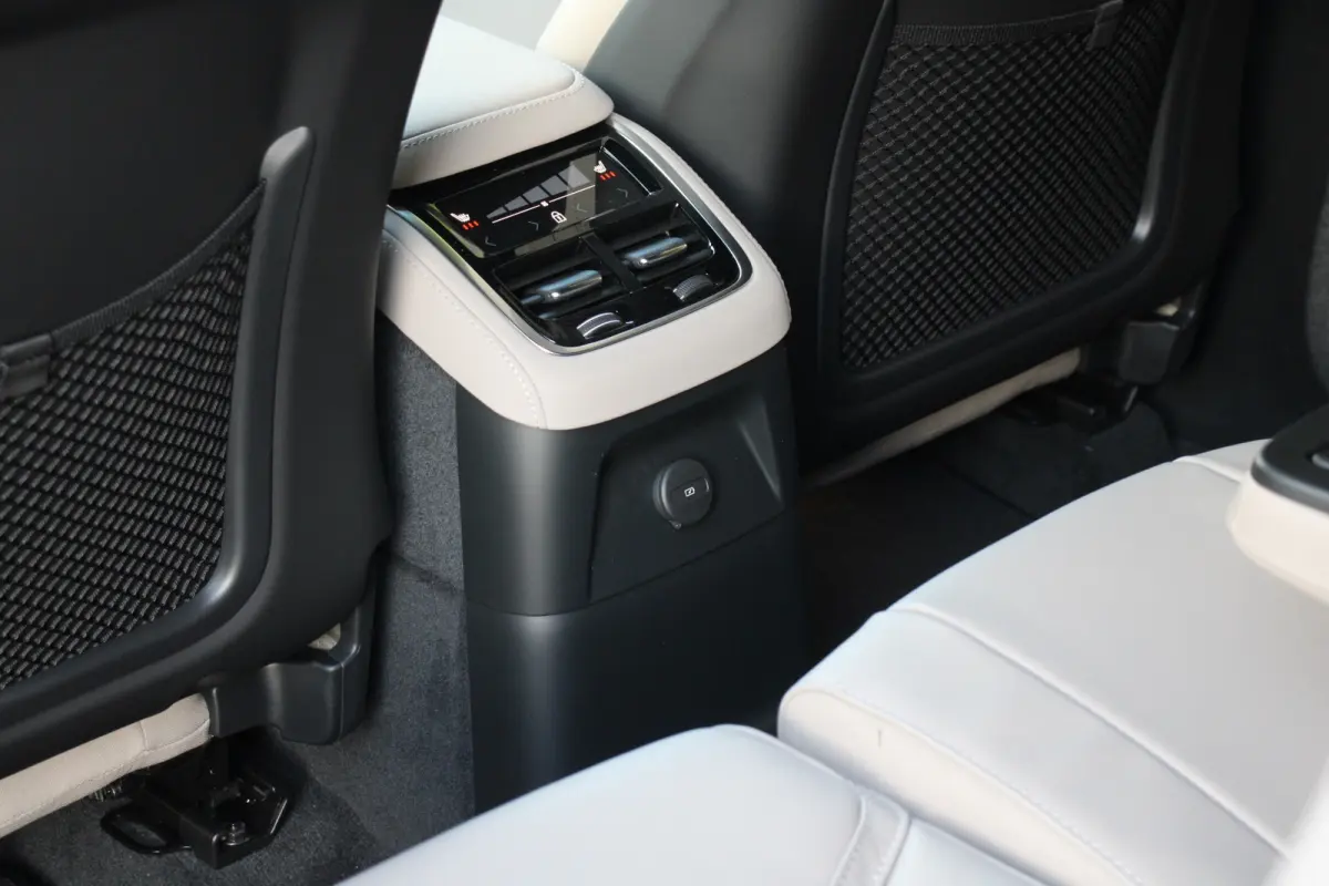 2.0 T8 AWD Recharge Ultra Bright | Full Option! | Luchtvering | Bowers&Wilkins | Panoramadak | Massage | Pilot Assist | 22" Velgen
