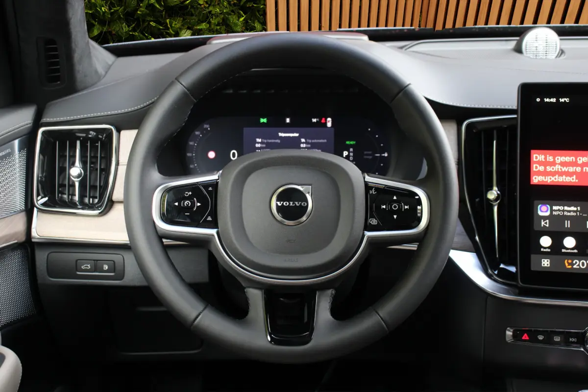 2.0 T8 AWD Recharge Ultra Bright | Full Option! | Luchtvering | Bowers&Wilkins | Panoramadak | Massage | Pilot Assist | 22" Velgen