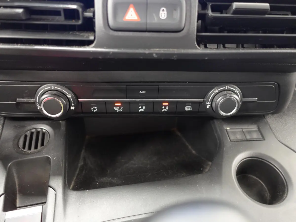 1.5D L1H1 Edition 3-zits Airco Navigatie  Trekhaak parkeersensoren