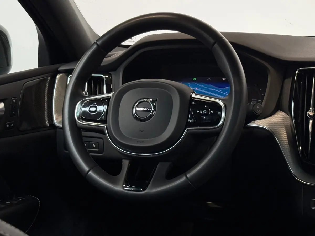 2.0 T6 Plug-in hybrid AWD Ultimate Dark Pano ACC Camera