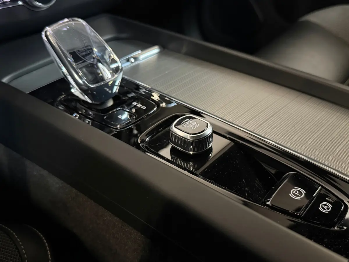 2.0 T6 Plug-in hybrid AWD Ultimate Dark Pano ACC Camera