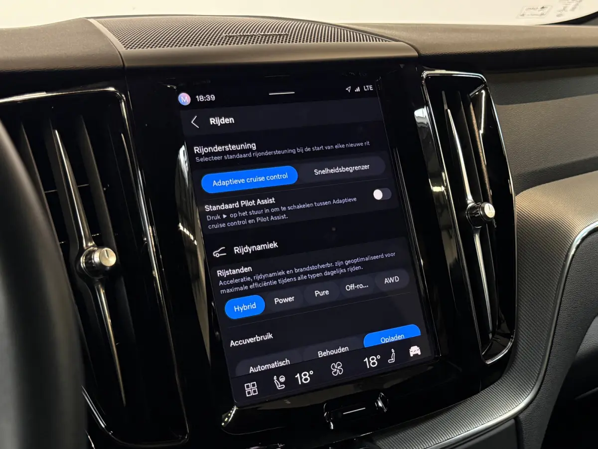 2.0 T6 Plug-in hybrid AWD Ultimate Dark Pano ACC Camera