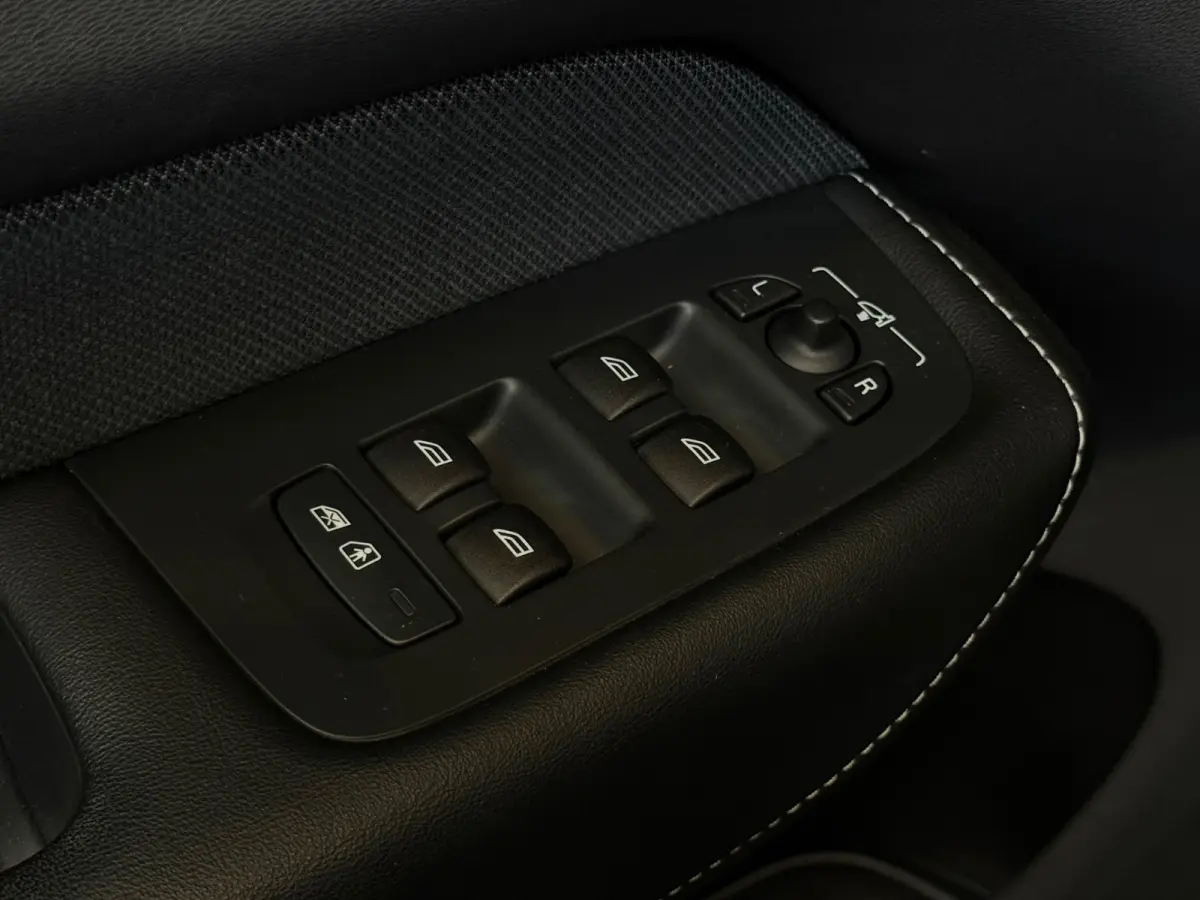 2.0 T6 Plug-in hybrid AWD Ultimate Dark Pano ACC Camera