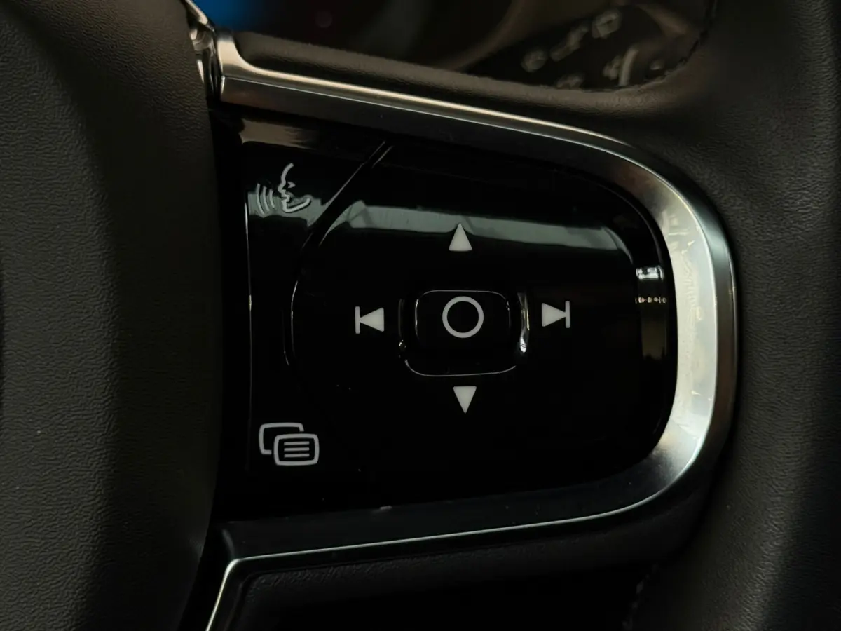 2.0 T6 Plug-in hybrid AWD Ultimate Dark Pano ACC Camera
