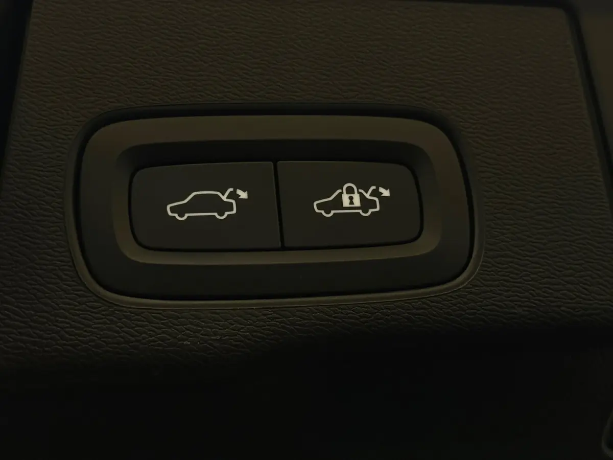 2.0 T6 Plug-in hybrid AWD Ultimate Dark Pano ACC Camera