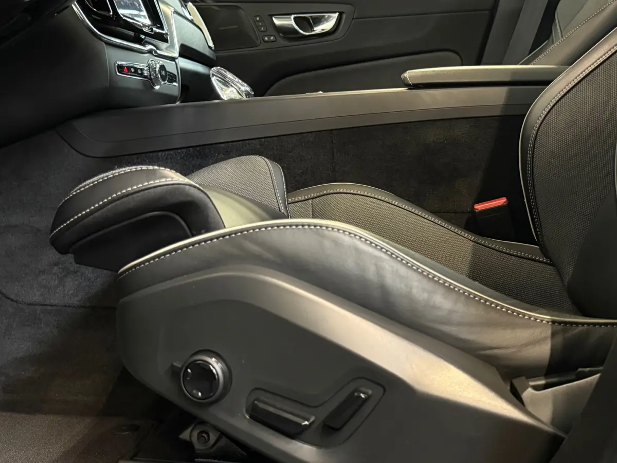 2.0 T6 Plug-in hybrid AWD Ultimate Dark Pano ACC Camera