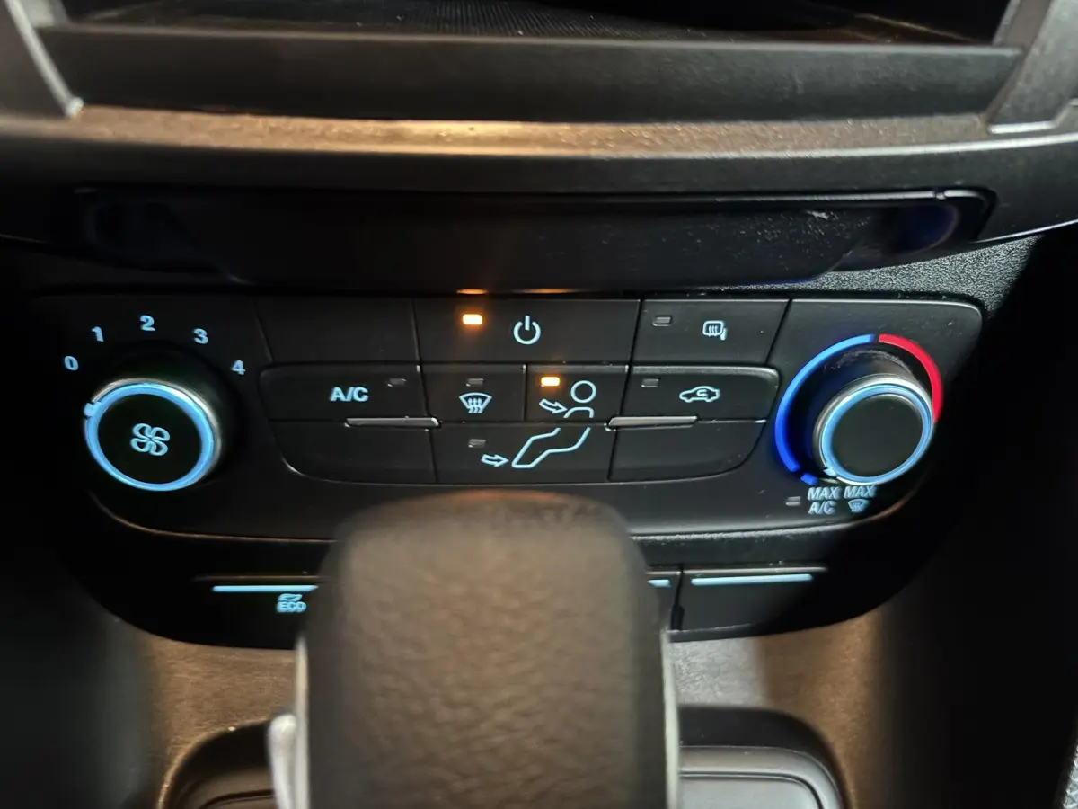 L2 Automaat Navigatie Airco Parkeersensoren Cruise Control 3-Zits Camera