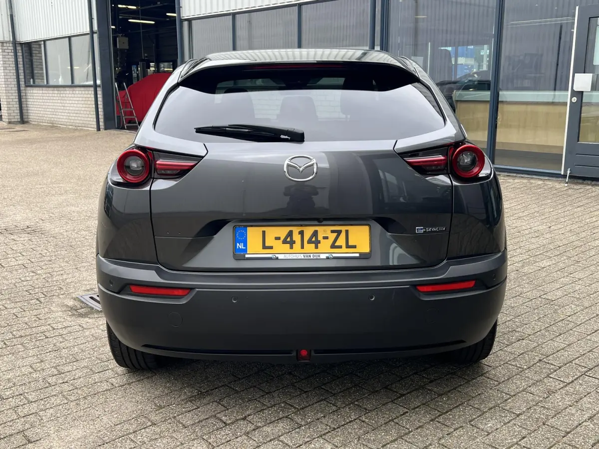 e-SkyActiv 145 Comfort 36 kWh Machine Grey / Navi / 360 camera / memory / apple carplay