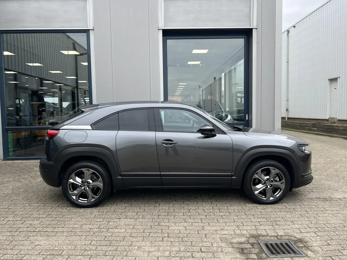 e-SkyActiv 145 Comfort 36 kWh Machine Grey / Navi / 360 camera / memory / apple carplay
