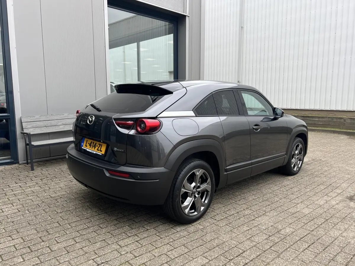 e-SkyActiv 145 Comfort 36 kWh Machine Grey / Navi / 360 camera / memory / apple carplay