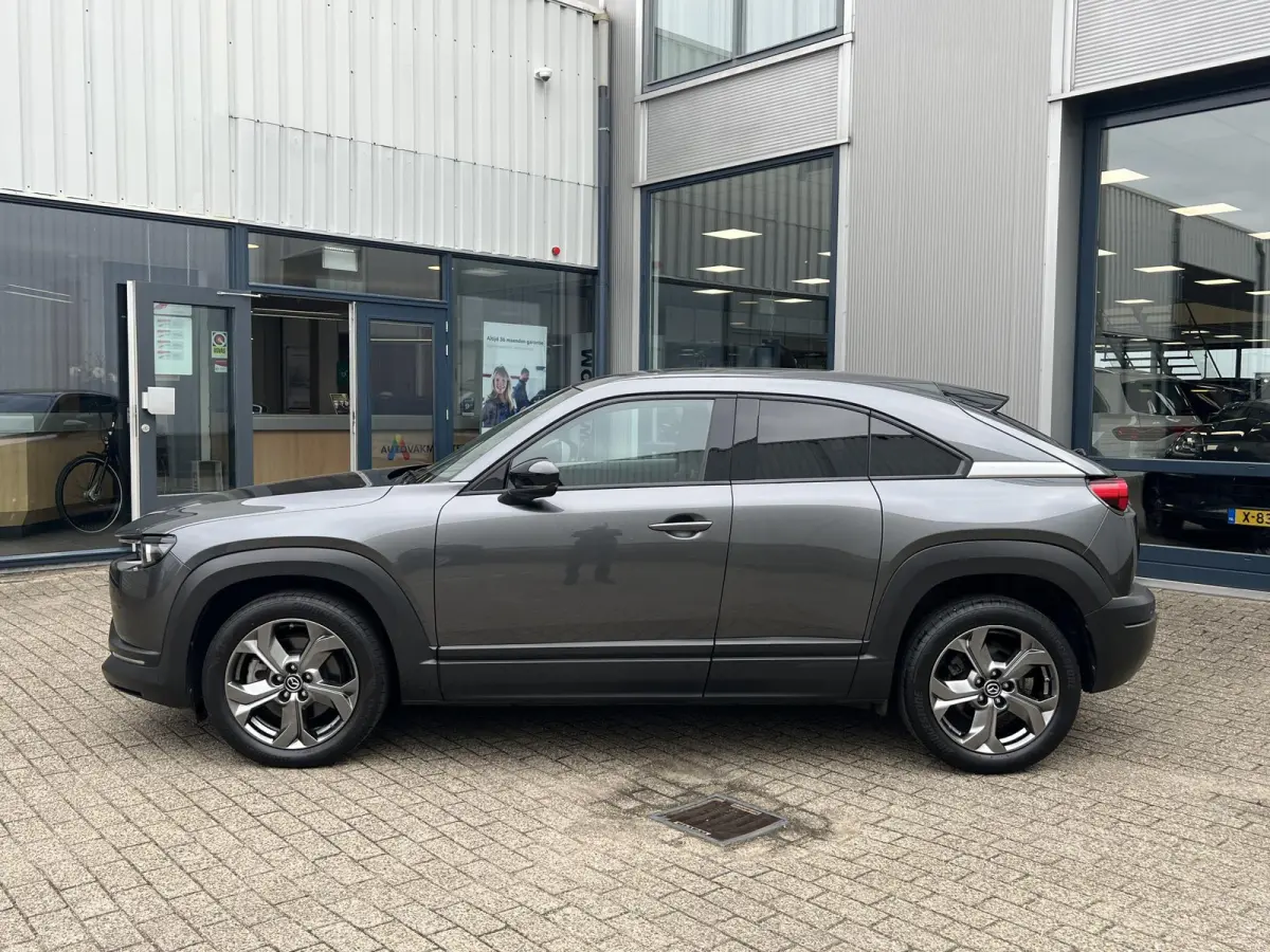 e-SkyActiv 145 Comfort 36 kWh Machine Grey / Navi / 360 camera / memory / apple carplay