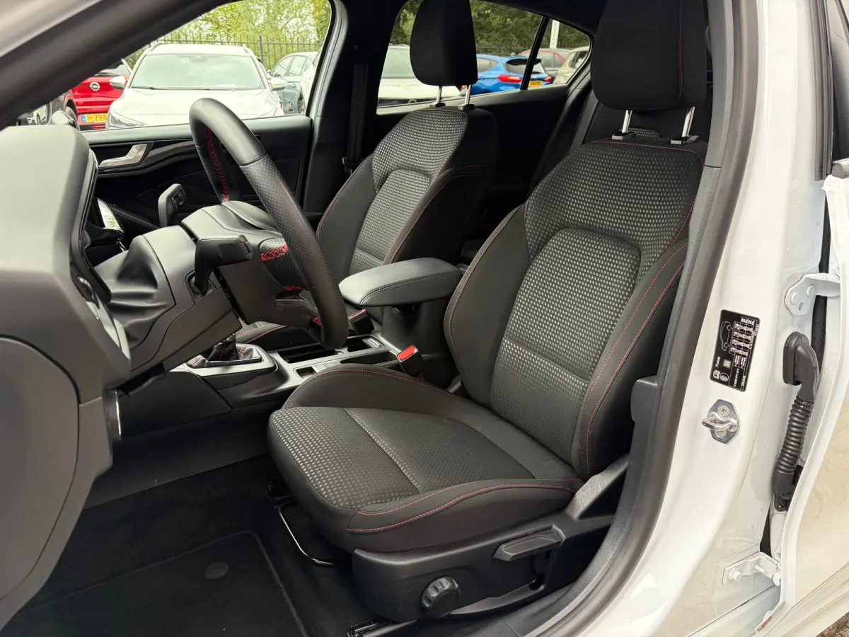 1.0 Hybrid 125 PK ST Line | NAVIGATIE + APPLE CARPLAY/ANDROID AUTO| PARKEERSENSOREN V+A| FULL LED| KEYLESS START| SPORTSTOELEN| 17" LM-VELGEN| LENDESTEUNEN VERSTELBAAR| DAB| DEALER ONDERHOUD