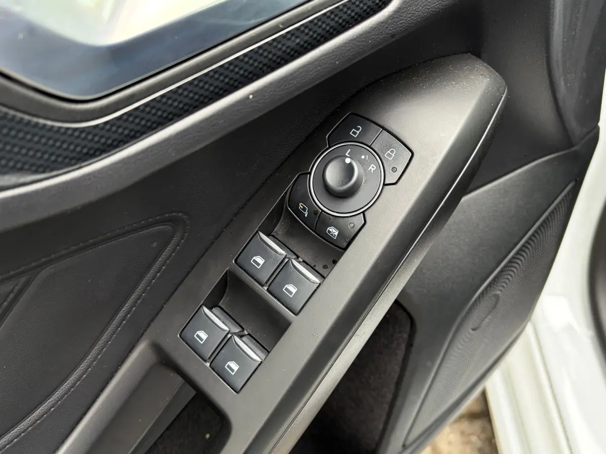 1.0 Hybrid 125 PK ST Line | NAVIGATIE + APPLE CARPLAY/ANDROID AUTO| PARKEERSENSOREN V+A| FULL LED| KEYLESS START| SPORTSTOELEN| 17" LM-VELGEN| LENDESTEUNEN VERSTELBAAR| DAB| DEALER ONDERHOUD