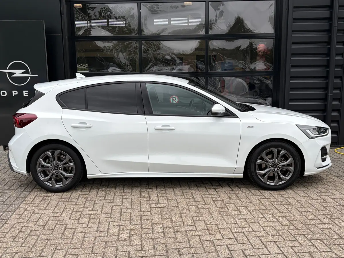 1.0 Hybrid 125 PK ST Line | NAVIGATIE + APPLE CARPLAY/ANDROID AUTO| PARKEERSENSOREN V+A| FULL LED| KEYLESS START| SPORTSTOELEN| 17" LM-VELGEN| LENDESTEUNEN VERSTELBAAR| DAB| DEALER ONDERHOUD