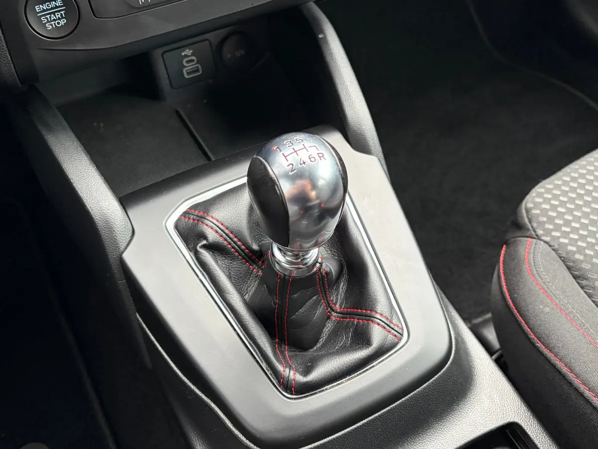 1.0 Hybrid 125 PK ST Line | NAVIGATIE + APPLE CARPLAY/ANDROID AUTO| PARKEERSENSOREN V+A| FULL LED| KEYLESS START| SPORTSTOELEN| 17" LM-VELGEN| LENDESTEUNEN VERSTELBAAR| DAB| DEALER ONDERHOUD