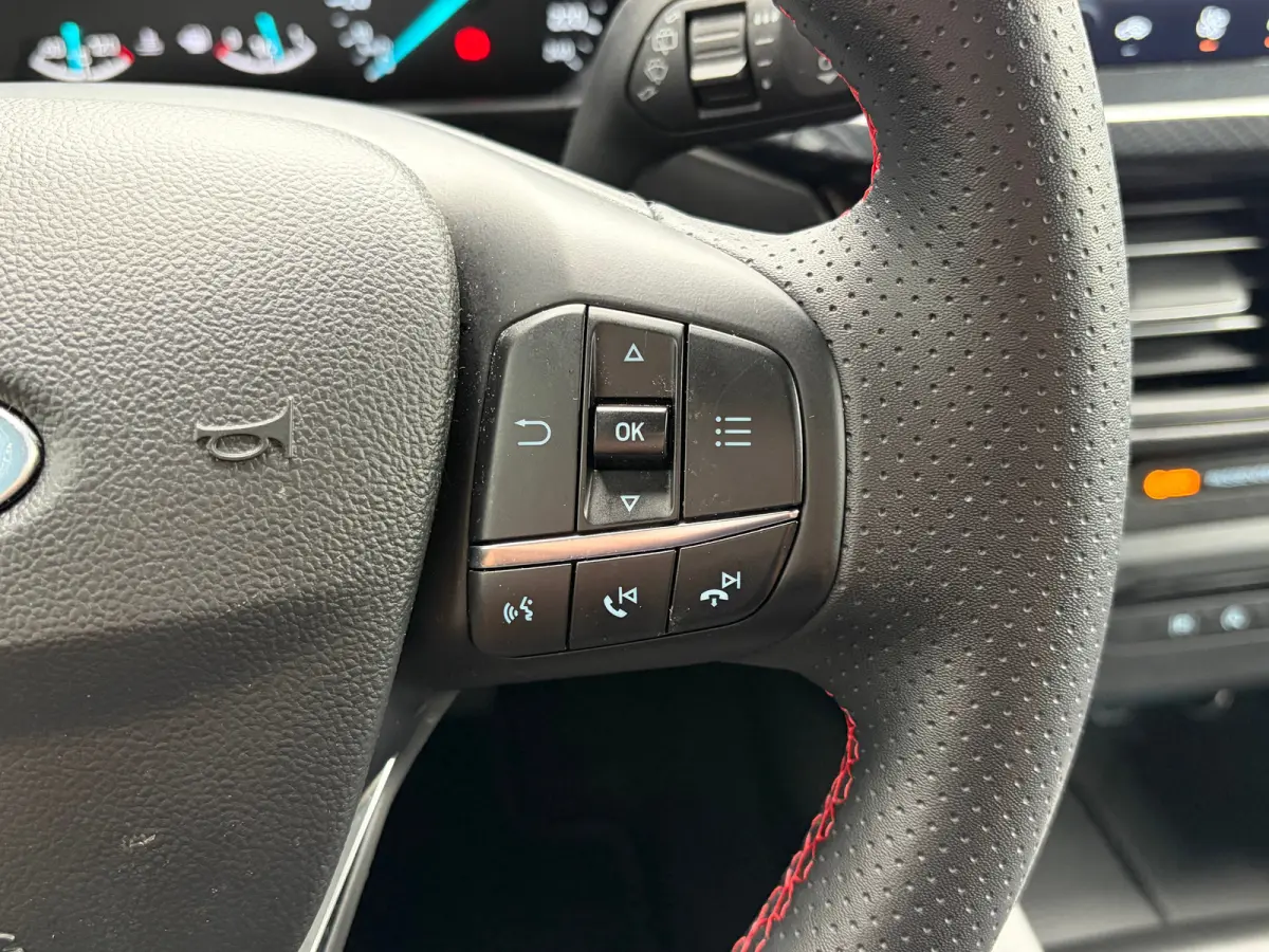 1.0 Hybrid 125 PK ST Line | NAVIGATIE + APPLE CARPLAY/ANDROID AUTO| PARKEERSENSOREN V+A| FULL LED| KEYLESS START| SPORTSTOELEN| 17" LM-VELGEN| LENDESTEUNEN VERSTELBAAR| DAB| DEALER ONDERHOUD