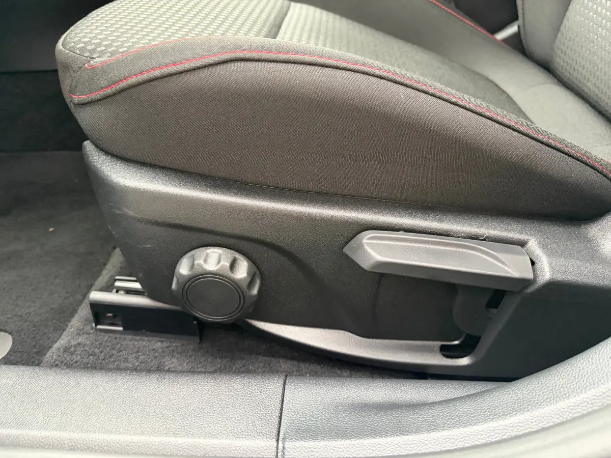 1.0 Hybrid 125 PK ST Line | NAVIGATIE + APPLE CARPLAY/ANDROID AUTO| PARKEERSENSOREN V+A| FULL LED| KEYLESS START| SPORTSTOELEN| 17" LM-VELGEN| LENDESTEUNEN VERSTELBAAR| DAB| DEALER ONDERHOUD