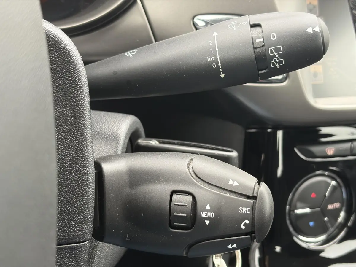 1.2 PureTech Selection ✓Nieuwe D-riem✓Navi✓Carplay✓Trekhaak✓Dealer Onderhouden✓Clima✓Cruise✓5 Deurs✓Net grote beurt gehad✓N.A.P✓Apk tot 09-2027