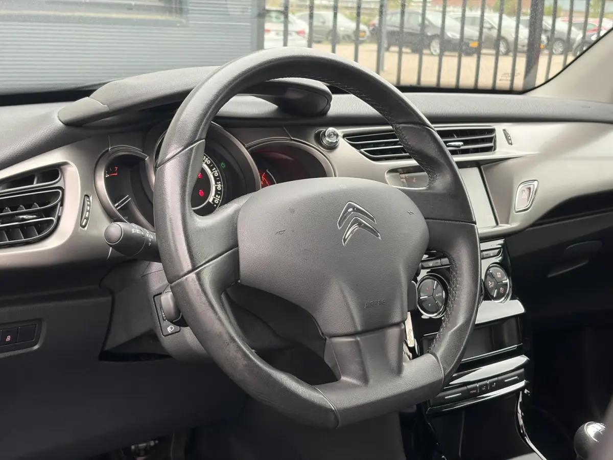1.2 PureTech Selection ✓Nieuwe D-riem✓Navi✓Carplay✓Trekhaak✓Dealer Onderhouden✓Clima✓Cruise✓5 Deurs✓Net grote beurt gehad✓N.A.P✓Apk tot 09-2027