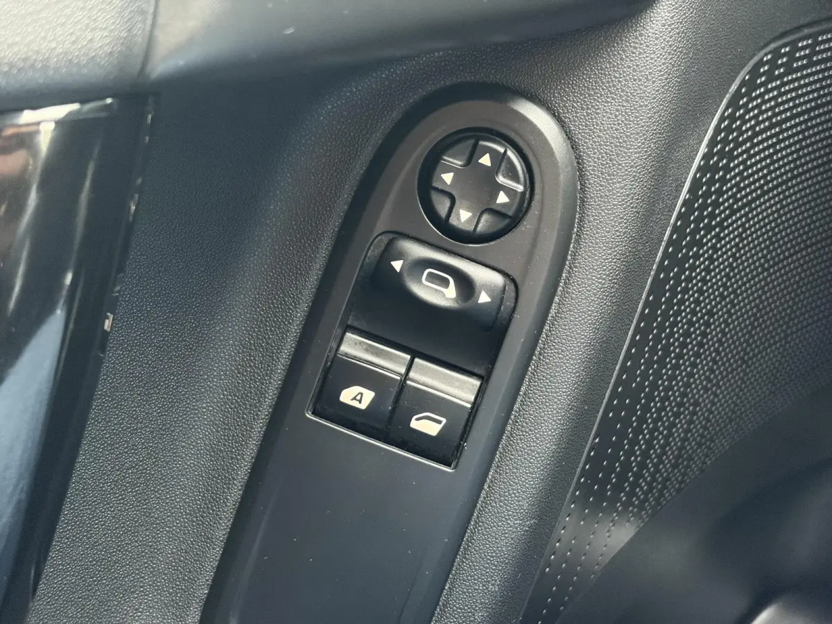 1.2 PureTech Selection ✓Nieuwe D-riem✓Navi✓Carplay✓Trekhaak✓Dealer Onderhouden✓Clima✓Cruise✓5 Deurs✓Net grote beurt gehad✓N.A.P✓Apk tot 09-2027