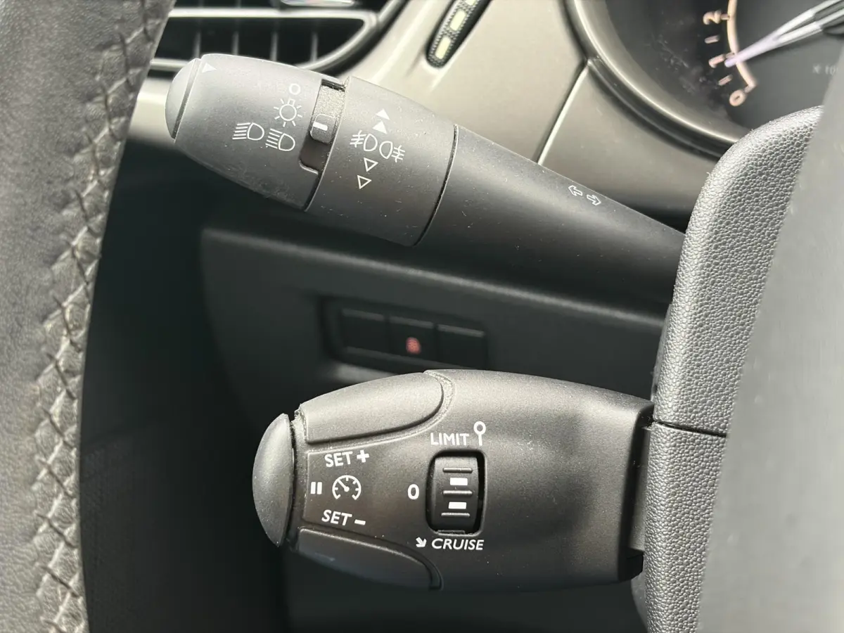1.2 PureTech Selection ✓Nieuwe D-riem✓Navi✓Carplay✓Trekhaak✓Dealer Onderhouden✓Clima✓Cruise✓5 Deurs✓Net grote beurt gehad✓N.A.P✓Apk tot 09-2027