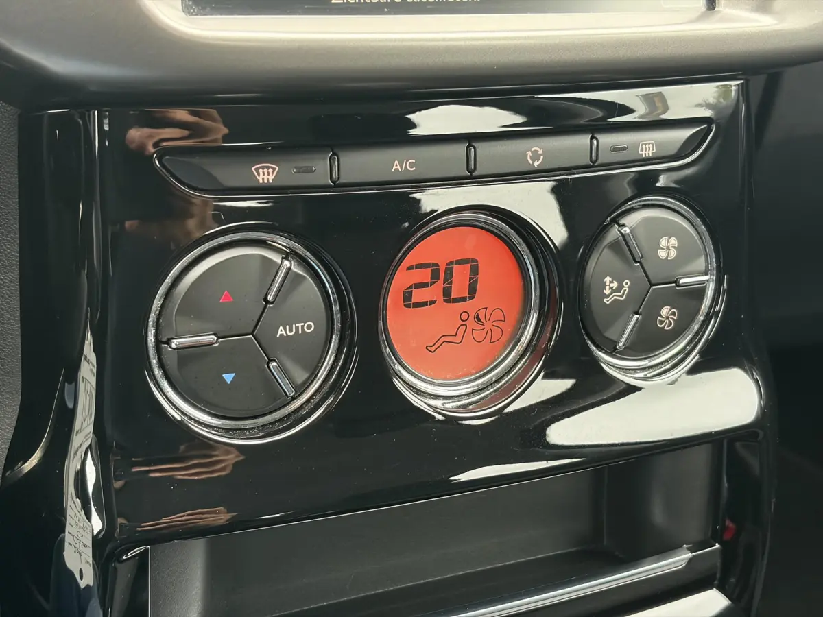 1.2 PureTech Selection ✓Nieuwe D-riem✓Navi✓Carplay✓Trekhaak✓Dealer Onderhouden✓Clima✓Cruise✓5 Deurs✓Net grote beurt gehad✓N.A.P✓Apk tot 09-2027