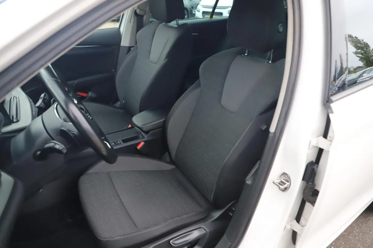 1.0 e-TSI Business Edition Automaat Virtual Cockpit LMV Navigatie Stoelverwarming Parkeersensor