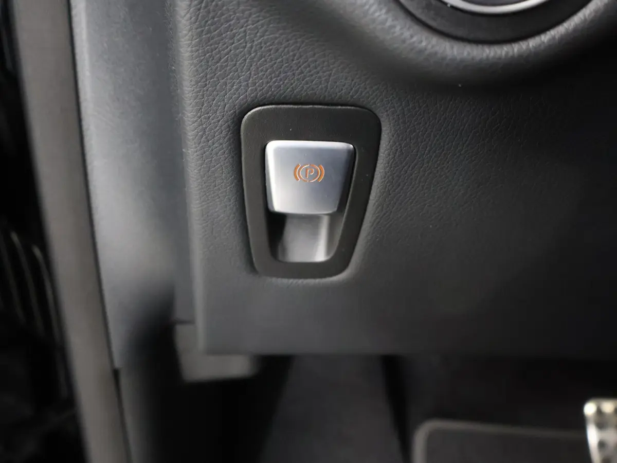 250d | L3 XL | AMG | DUBBELE CABINE | NAVIGATIE | PARKEERCAMERA | 5-ZITS | LEDEREN BEKLEDING | STOELVERWARMING | TREKHAAK | AMG | CERTIFIED