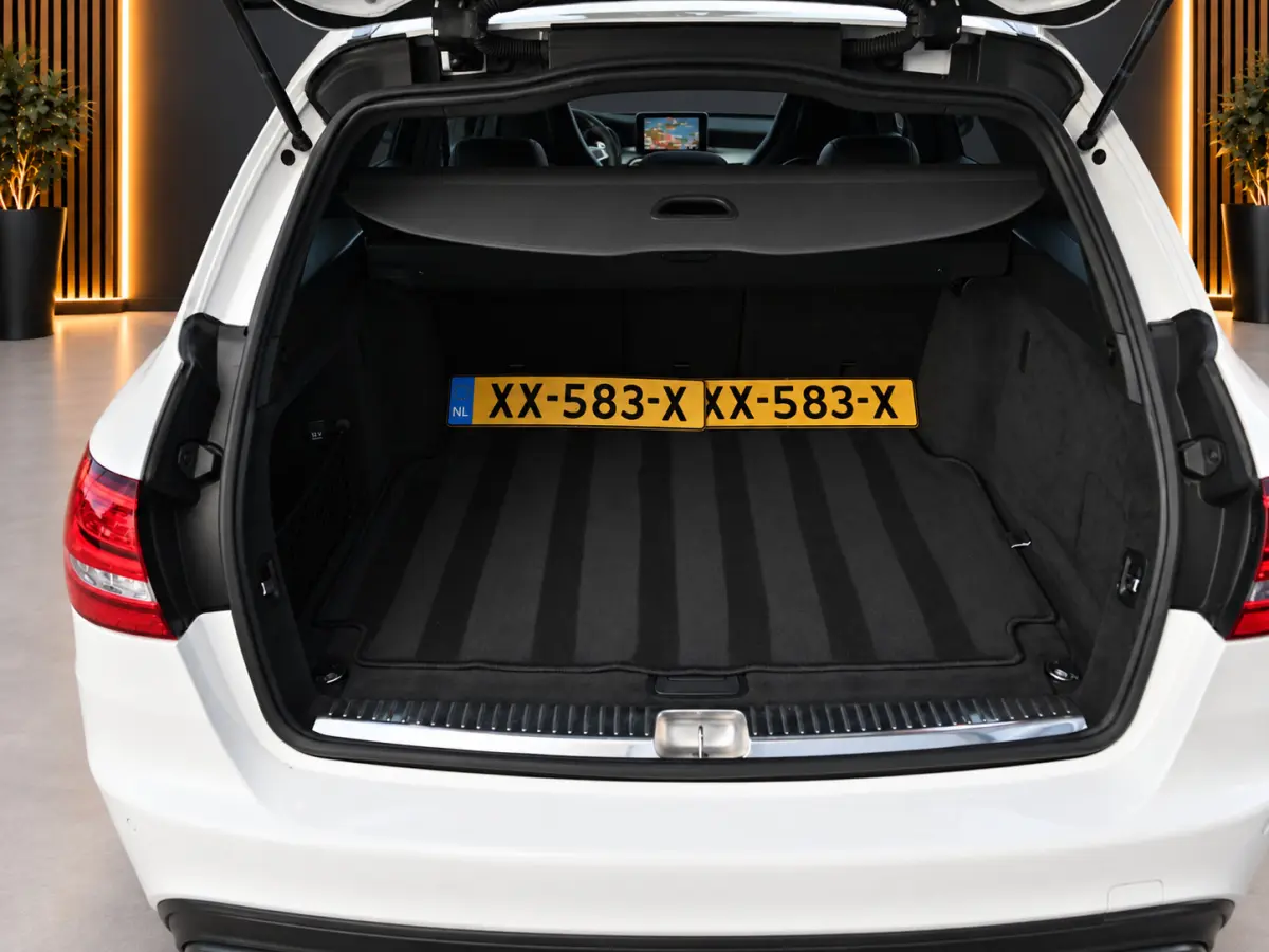 C63 S AMG 510PK V8 Bi-Turbo | Pano | Kuip - Schaalstoelen| XX-583-X | Burmester | Cruisecontrol | Navi | Led | Nieuwstaat | IWC | Memory | Stoelverwarming | Camera | F1 Flippers | Parfumerin