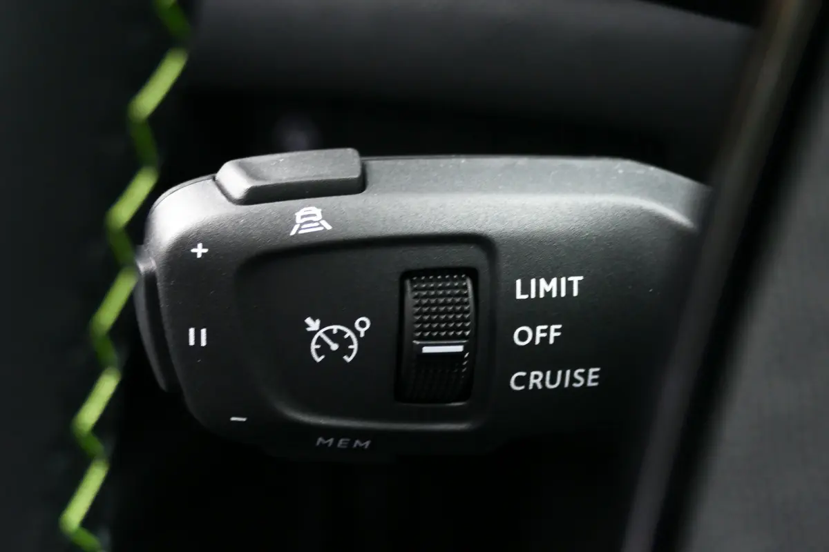GT | Active Safety Brake met camera en radar (automatisch noodremsysteem) met Distance Alert (waarschuwing dreigende aanrijding) | Advanced Active Safety Brake met camera en radar | Climate 