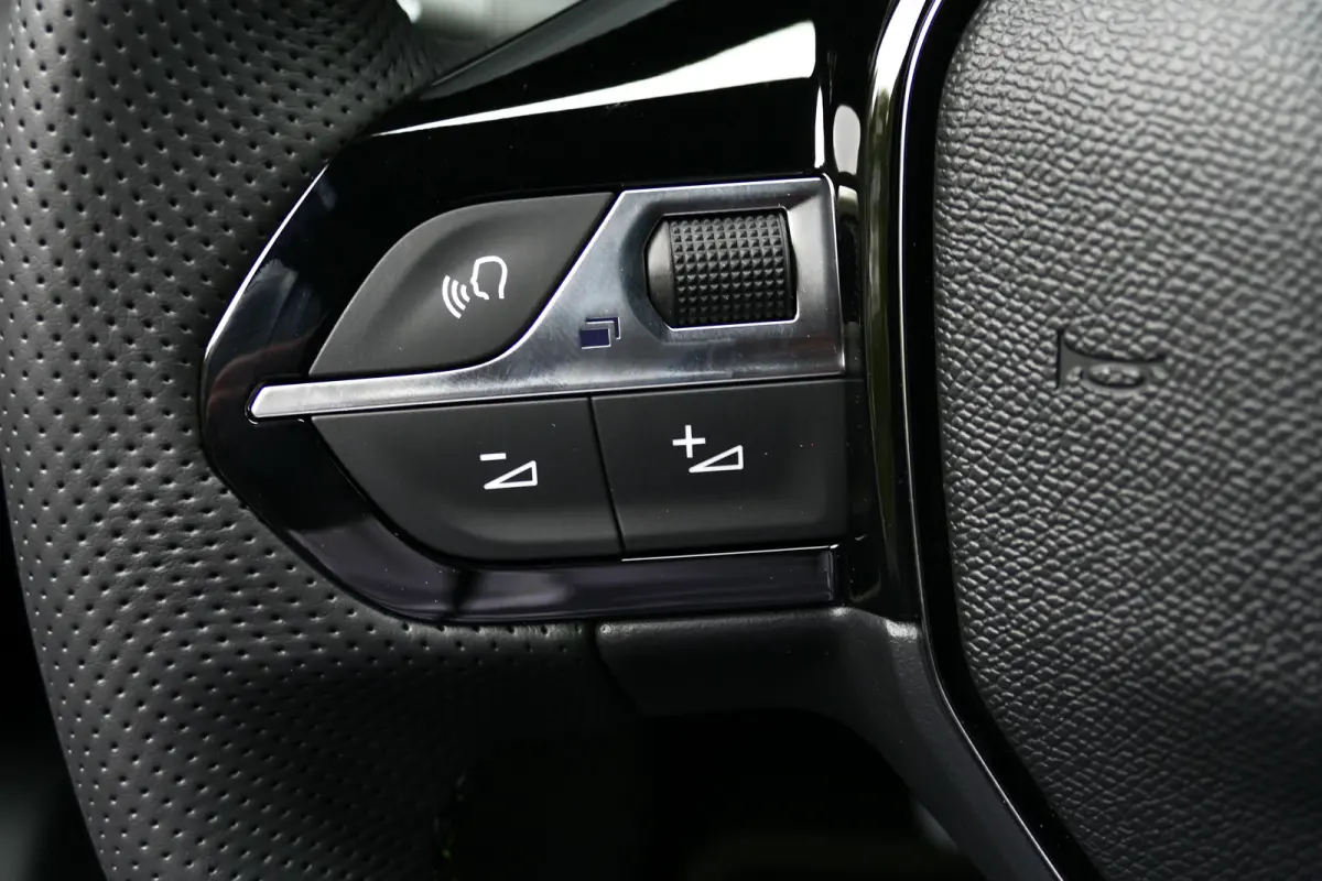 GT | Active Safety Brake met camera en radar (automatisch noodremsysteem) met Distance Alert (waarschuwing dreigende aanrijding) | Advanced Active Safety Brake met camera en radar | Climate 