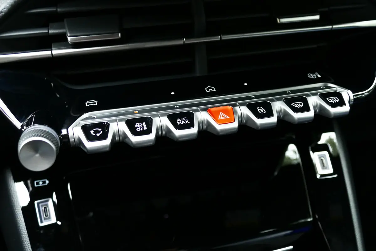 GT | Active Safety Brake met camera en radar (automatisch noodremsysteem) met Distance Alert (waarschuwing dreigende aanrijding) | Advanced Active Safety Brake met camera en radar | Climate 