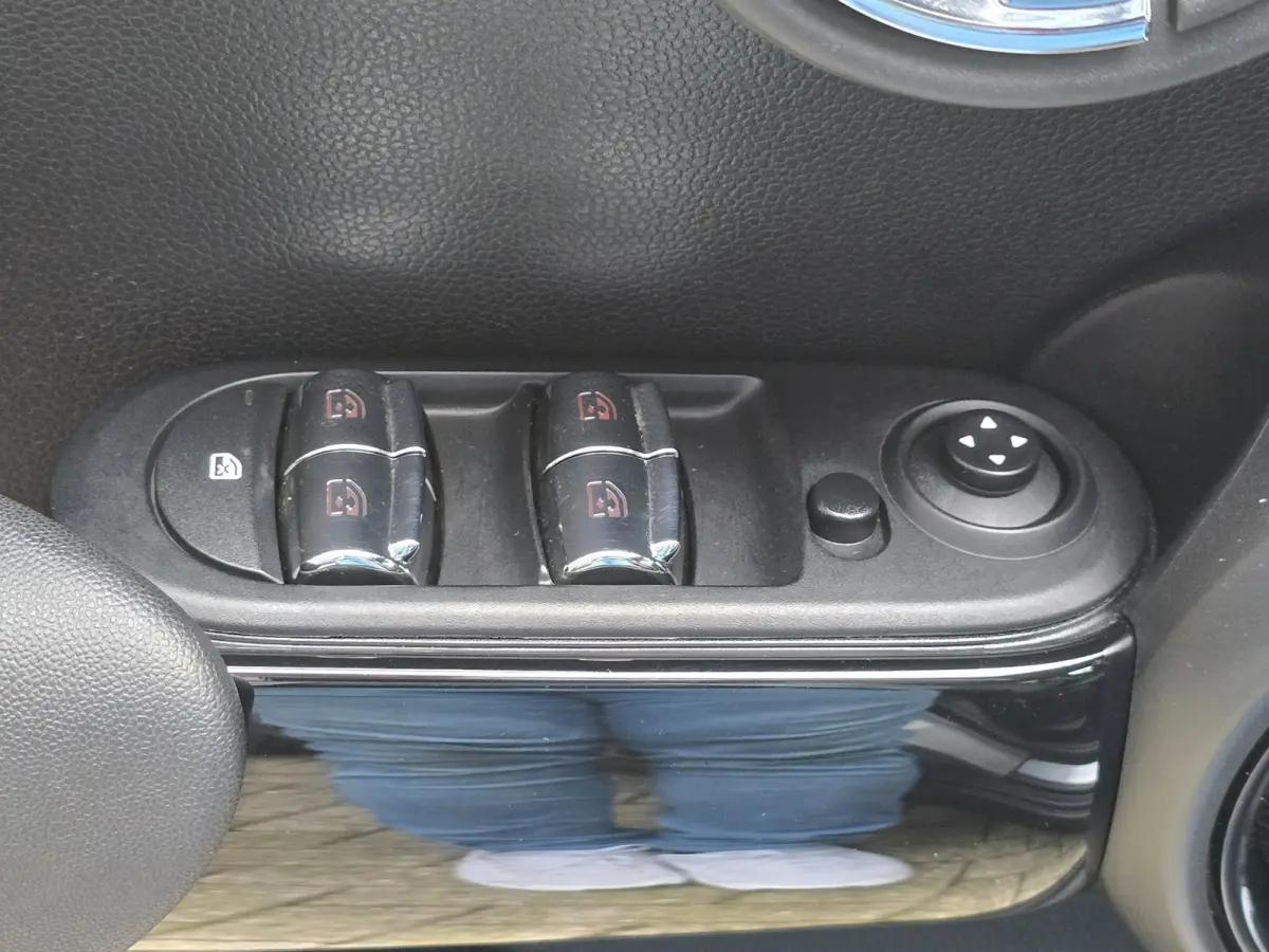 2.0 Cooper S Chili Serious Business / AUT / 5 Deurs / Navi / Head Up / Harman Kardon / Stoelverwarming / Led / Pdc