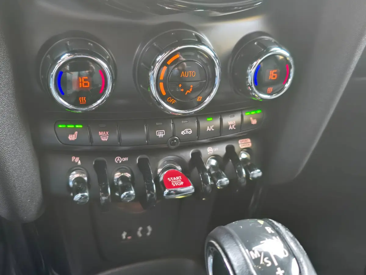 2.0 Cooper S Chili Serious Business / AUT / 5 Deurs / Navi / Head Up / Harman Kardon / Stoelverwarming / Led / Pdc