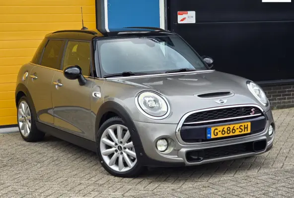 2.0 Cooper S Chili Serious Business / AUT / 5 Deurs / Navi / Head Up / Harman Kardon / Stoelverwarming / Led / Pdc