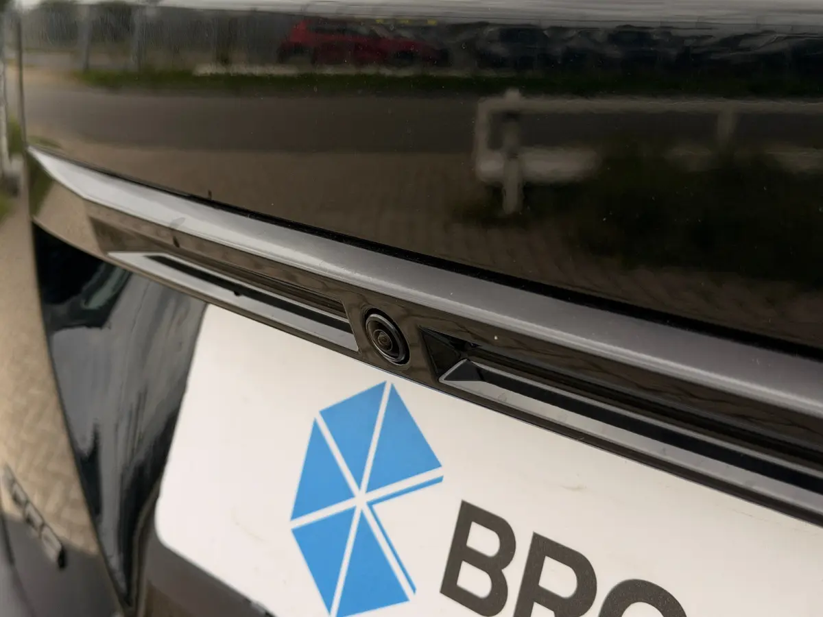 GT VOORRAADACTIE | 8 JAAR FABRIEKSGARANTIE | | Active Safety Brake met camera en radar (automatisch noodremsysteem) met Distance Alert (waarschuwing dreigende aanrijding) | Advanced Active S
